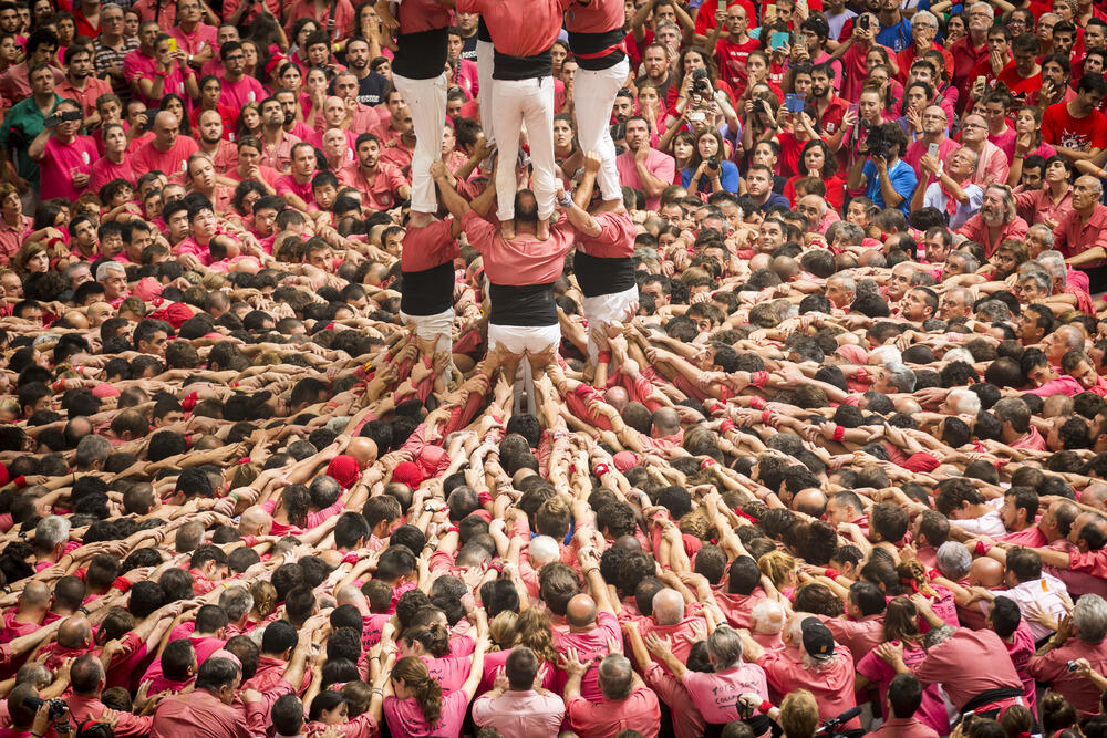 U Barseloni je počeo Tradicionalni festival ljudskih tornjeva. Ljudski tornjevi predstavljaju specifičan katalonski kulturološki fenomen, a tradicija vodi porijeklo s kraja 18. vijeka. Ljudski toranj ima između šest i deset nivoa. Svaki nivo uglavnom se sastoji od dva do pet težih ljudi koji podržavaju mlađu djecu. Tri posljednja nivoa čine isključivo djeca.