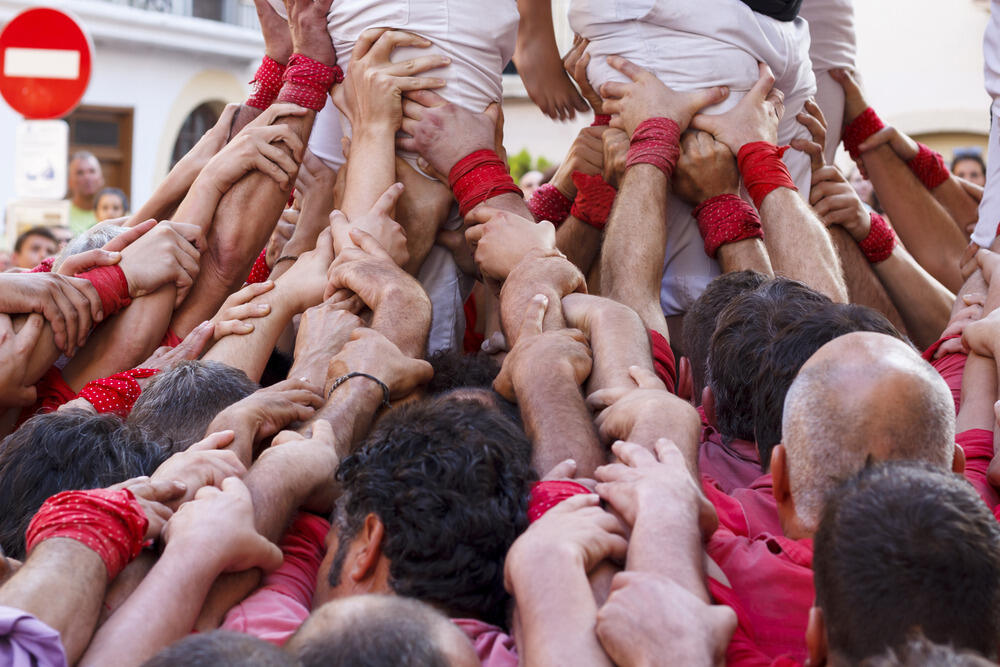 U Barseloni je počeo Tradicionalni festival ljudskih tornjeva. Ljudski tornjevi predstavljaju specifičan katalonski kulturološki fenomen, a tradicija vodi porijeklo s kraja 18. vijeka. Ljudski toranj ima između šest i deset nivoa. Svaki nivo uglavnom se sastoji od dva do pet težih ljudi koji podržavaju mlađu djecu. Tri posljednja nivoa čine isključivo djeca.
