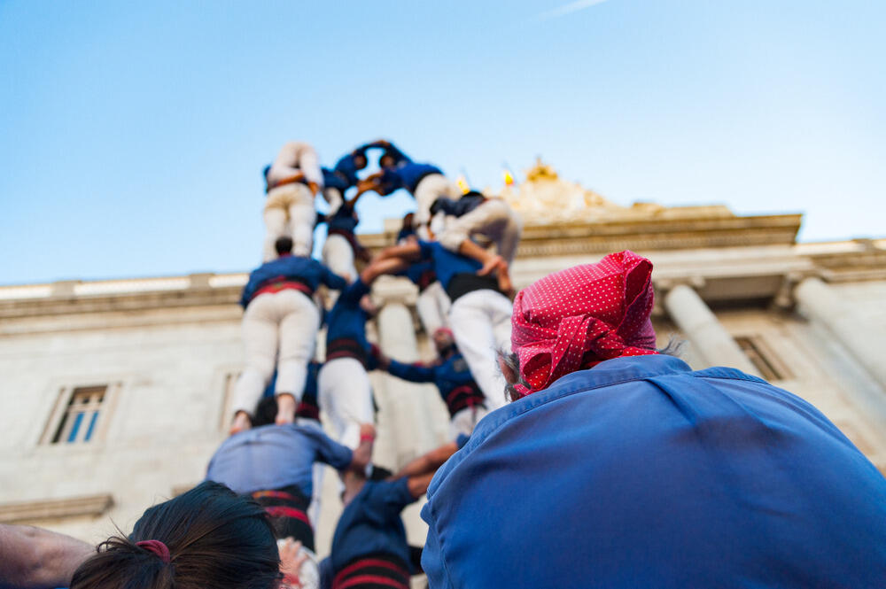 U Barseloni je počeo Tradicionalni festival ljudskih tornjeva. Ljudski tornjevi predstavljaju specifičan katalonski kulturološki fenomen, a tradicija vodi porijeklo s kraja 18. vijeka. Ljudski toranj ima između šest i deset nivoa. Svaki nivo uglavnom se sastoji od dva do pet težih ljudi koji podržavaju mlađu djecu. Tri posljednja nivoa čine isključivo djeca.