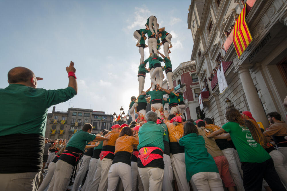 U Barseloni je počeo Tradicionalni festival ljudskih tornjeva. Ljudski tornjevi predstavljaju specifičan katalonski kulturološki fenomen, a tradicija vodi porijeklo s kraja 18. vijeka. Ljudski toranj ima između šest i deset nivoa. Svaki nivo uglavnom se sastoji od dva do pet težih ljudi koji podržavaju mlađu djecu. Tri posljednja nivoa čine isključivo djeca.