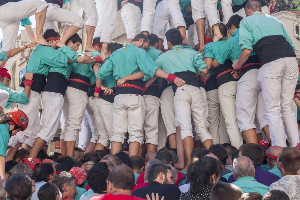 U Barseloni je počeo Tradicionalni festival ljudskih tornjeva. Ljudski tornjevi predstavljaju specifičan katalonski kulturološki fenomen, a tradicija vodi porijeklo s kraja 18. vijeka. Ljudski toranj ima između šest i deset nivoa. Svaki nivo uglavnom se sastoji od dva do pet težih ljudi koji podržavaju mlađu djecu. Tri posljednja nivoa čine isključivo djeca.