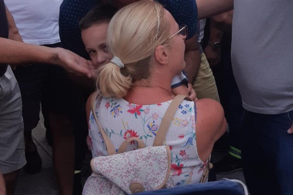 Dječak sa roditeljima, Foto: Čitalac Vijesti