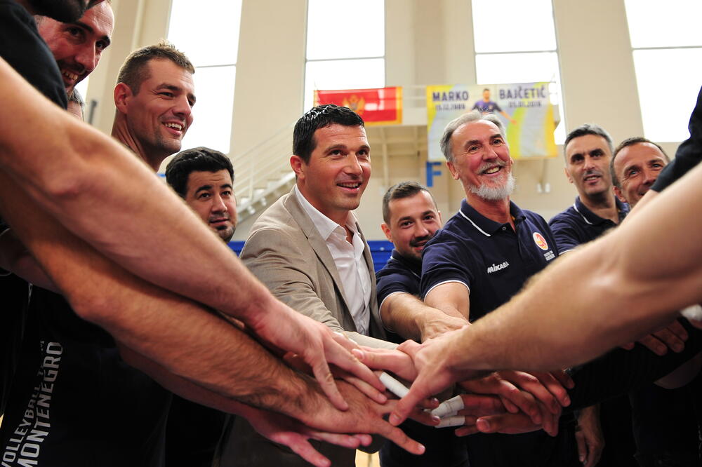 Odbojkaši Crne Gore i ministar Nikola Janović