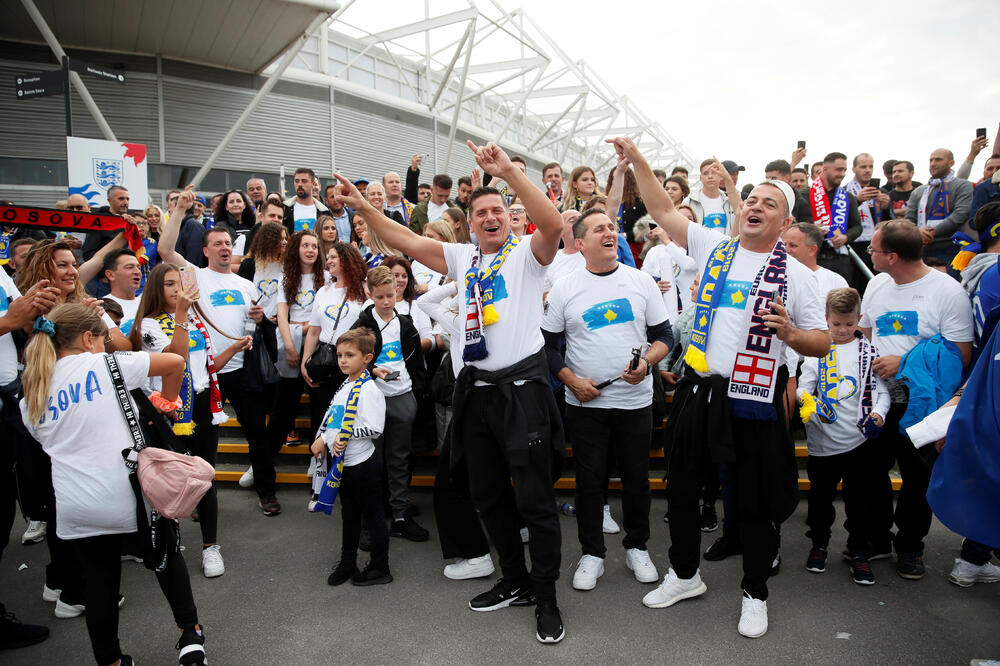 Navijači Kosova ispred stadiona, Foto: Reuters
