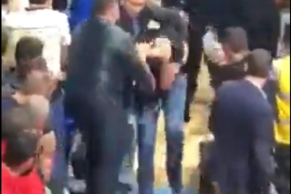 Lazović udara navijača “Crvene zvezede”, Foto: Printscreen YouTube