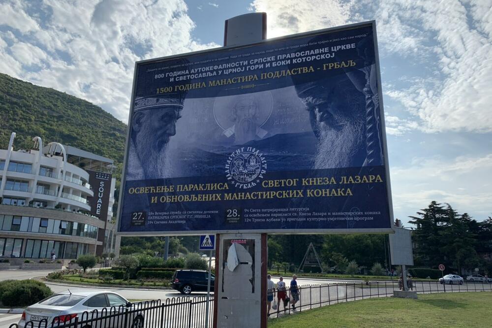 Jedan od bilborda u Budvi, Foto: Vuk Lajović