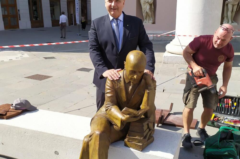 Spomenik D'Anunciju u u Trstu, Foto: Tviter