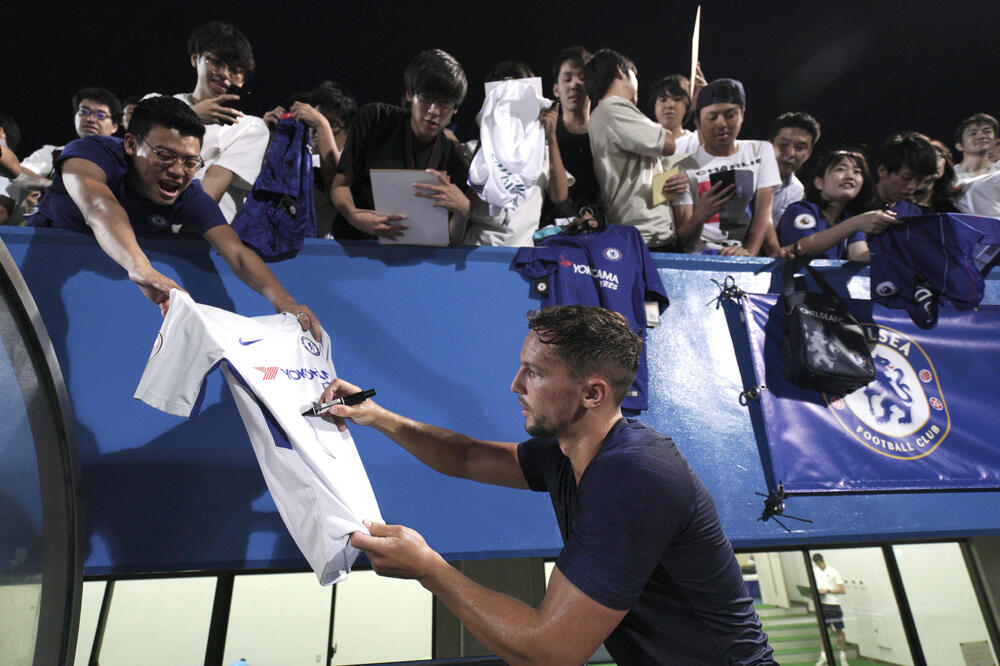 Drinkvoter dijeli autograme navijačima, Foto: Eugene Hoshiko