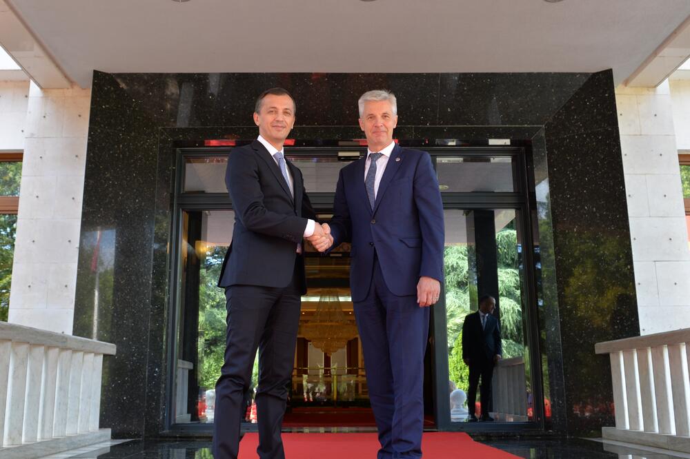 Pabriks (desno) tokom jučerašnjeg sastanka sa crnogorskim ministrom odbrane Predragom Boškovićem, Foto: Ministarstvo odbrane