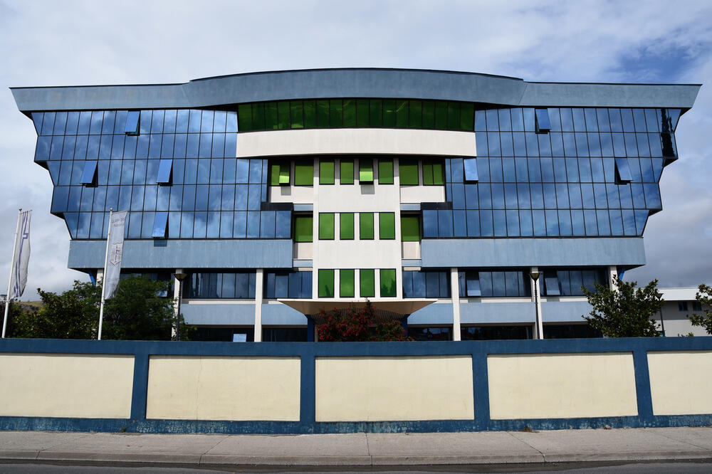 Potvrda o podstanarskom životu košta nekoliko eura i niko je ne provjerava - Upravna zgrada VIK, Foto: Luka Zeković