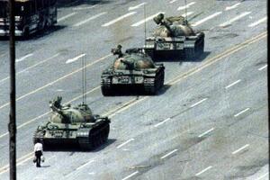 Preminuo Čarli Kol, autor čuvene fotografije sa trga Tjenanmen