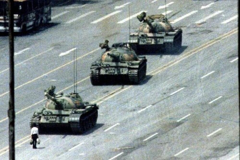 Fotografija postala simbol mirnog otpora širom svijeta