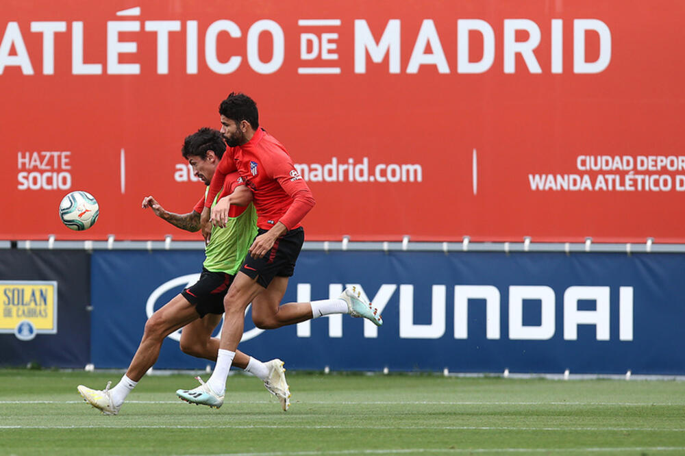 Oporavio se: Stefan Savić u duelu sa Dijegom Kostom juče na treningu Atletika, Foto: Atletiko Madrid