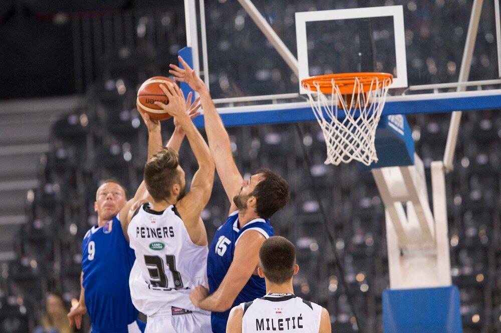Sead Šehović i Mirza Begić pokušavaju da zaustave Žanisa Peinersa, Foto: Https://twitter.com/PartizanBC
