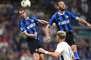 Inter tri od tri: Udineze pao s desetoricom na "Meaci"