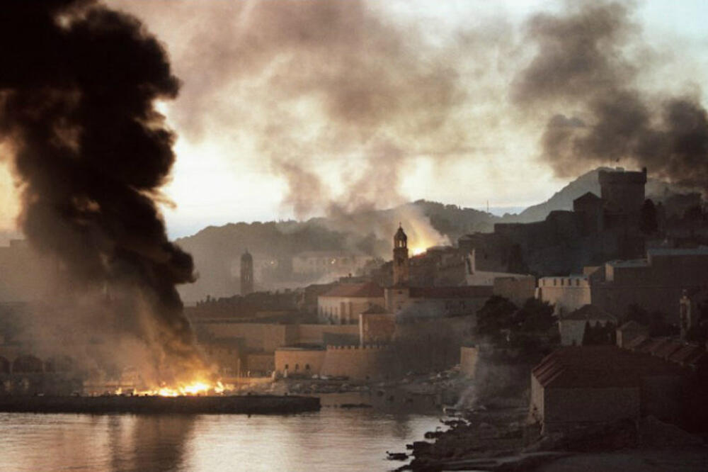 Dubrovački Stari grad u plamenu nakon granatiranja JNA i crnogorskih rezervista, Foto: Telegram.hr