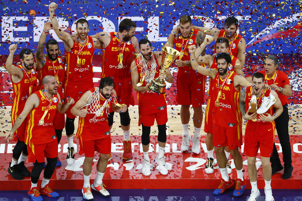Košarkaši Španije sa pobjedničkim peharom, Foto: THOMAS PETER