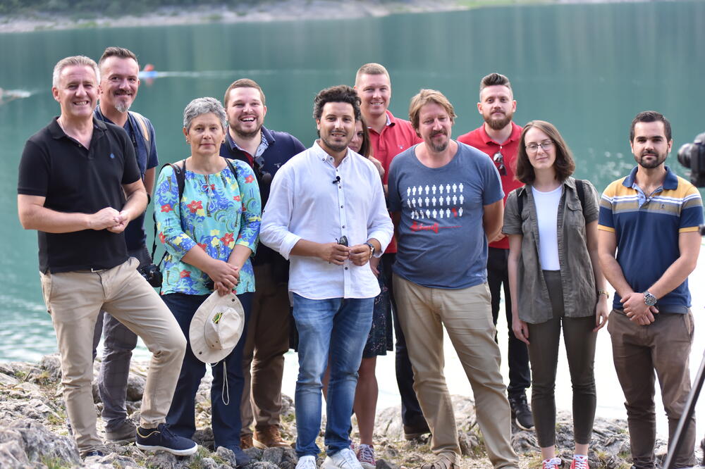 Abazović sa partijskim kolegama na Crnom jezeru, Foto: URA
