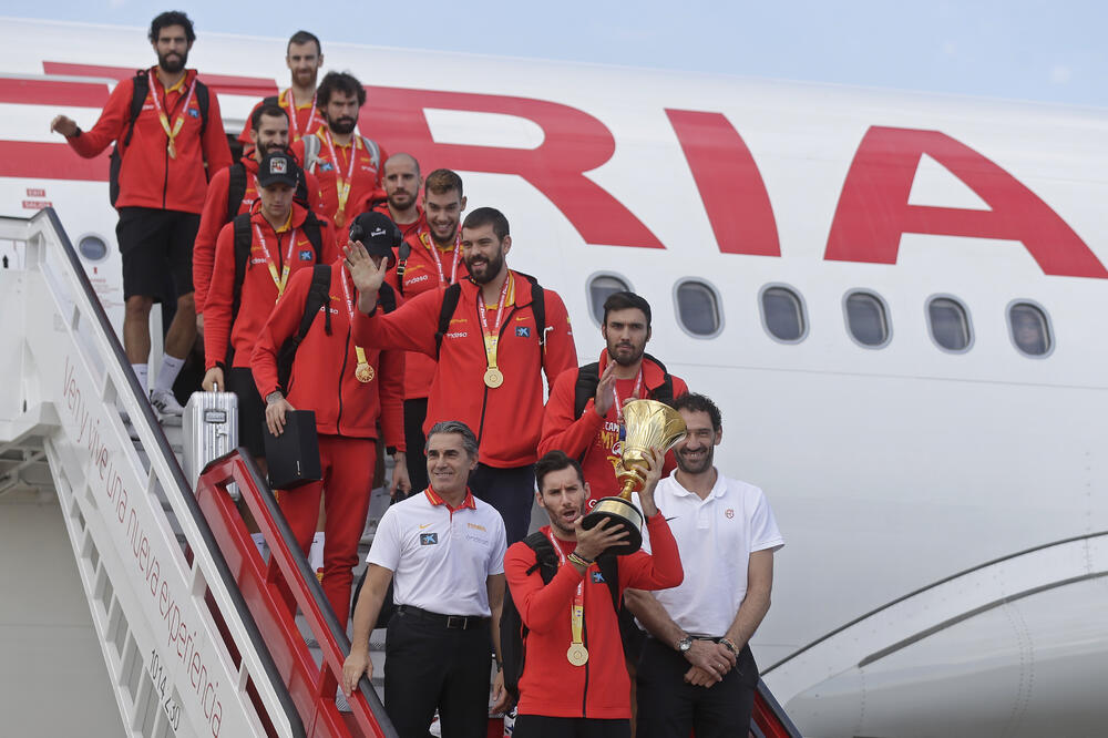 Šampioni po dolasku u Španiju, Foto: AP