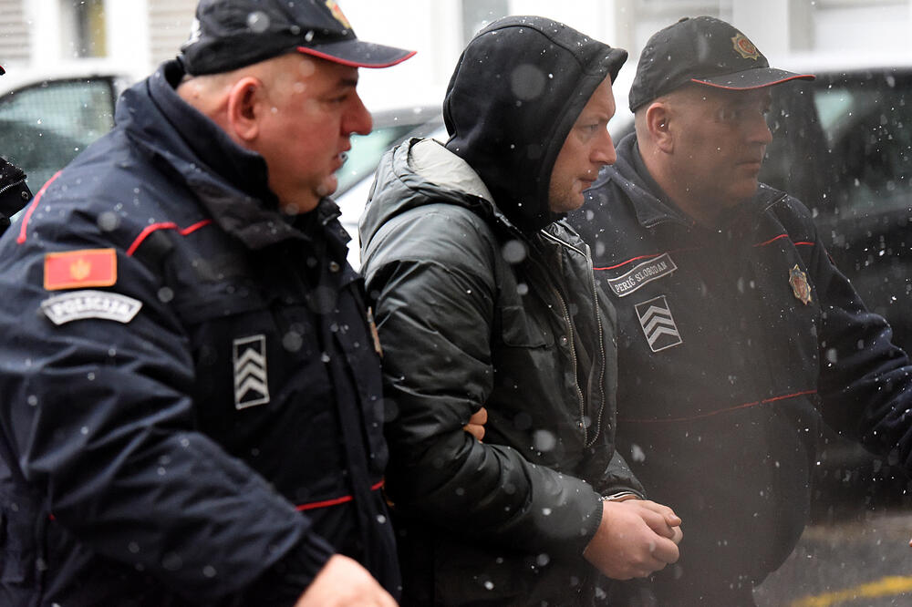 Optuženi nakon hapšenja, Foto: Savo Prelević