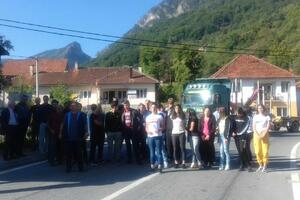 Ostali bez prevoza: Roditelji i đaci blokirali put Murino-Berane