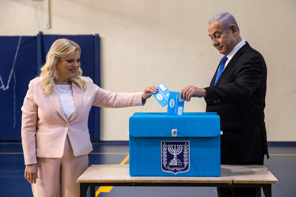 Netanjahu sa suprugom danas na biralištu, Foto: Reuters