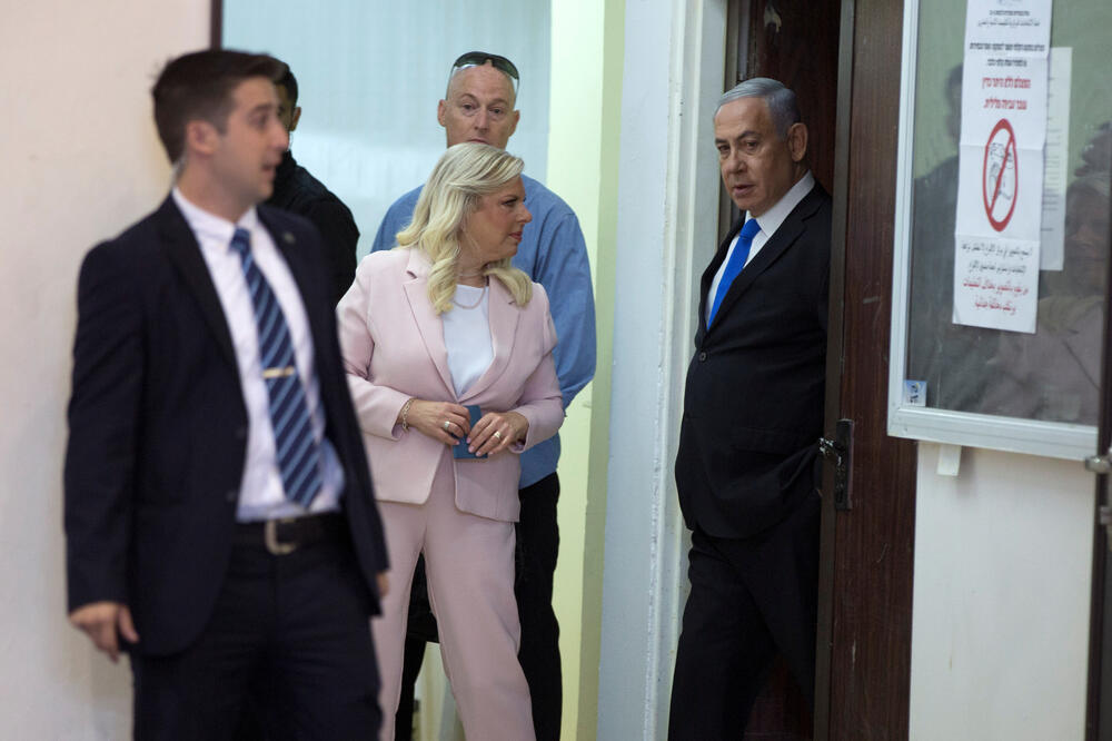 Netanjahu danas na biralištu sa suprugom, Foto: Reuters