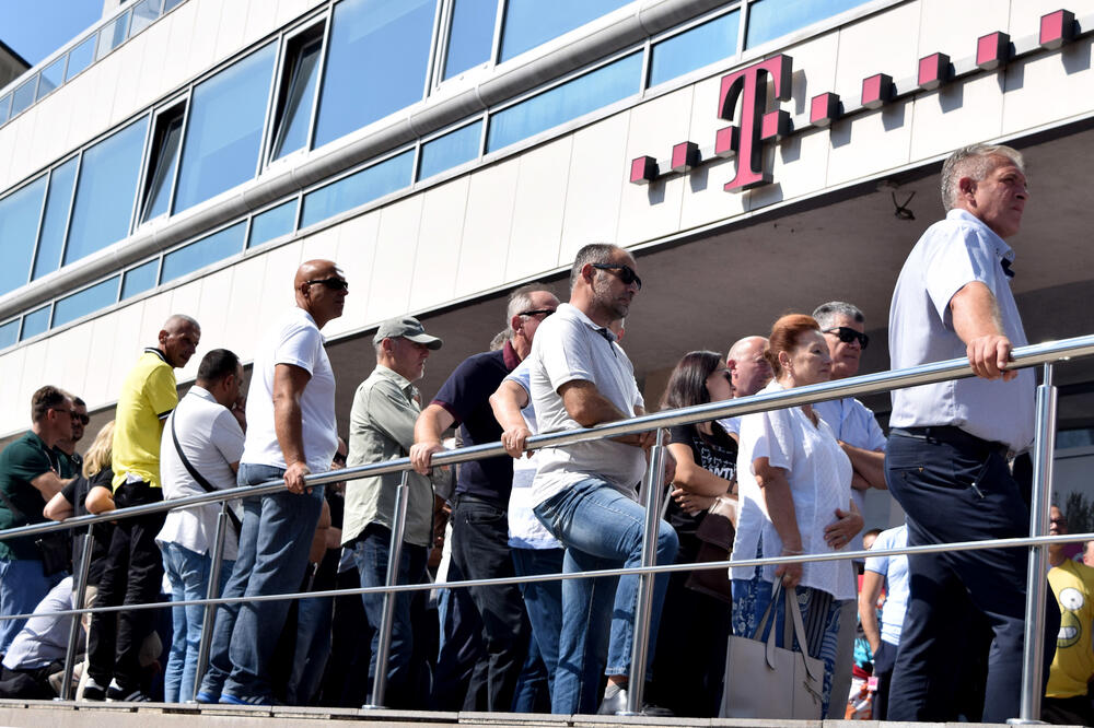 Štrajk radnika Telekoma ispred upravne zgrade, Foto: Luka Zeković