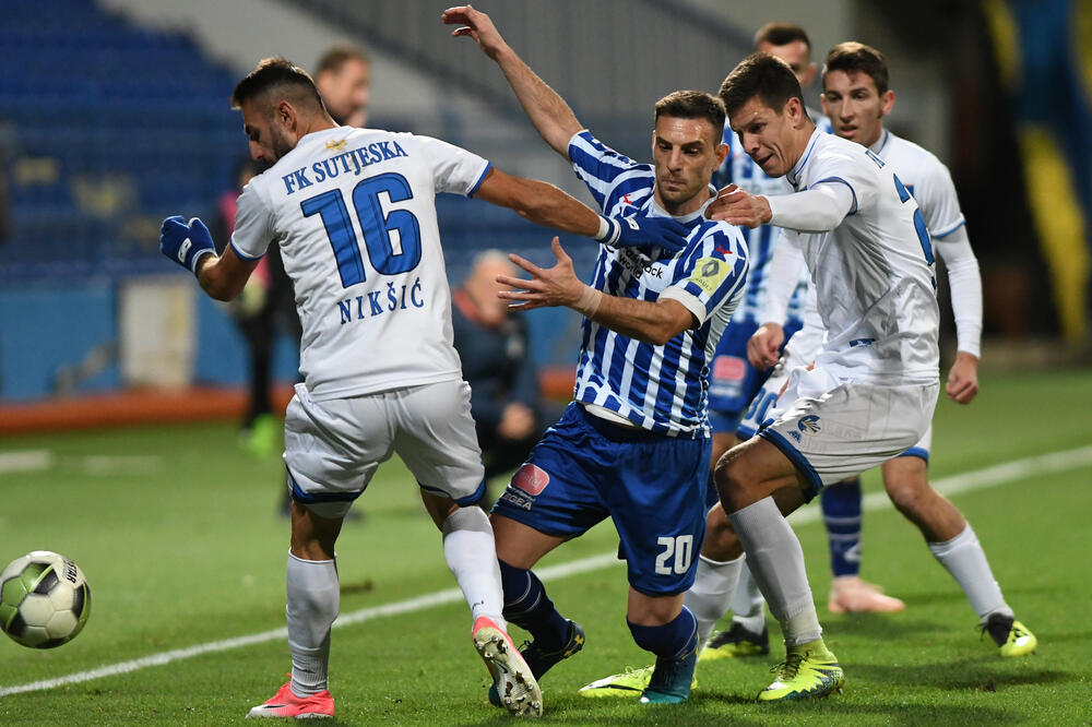 Miloš Mijić (Budućnost) okružen fudbalerima Sutjeske na prošlogodišnjem meču, Foto: Savo Prelević