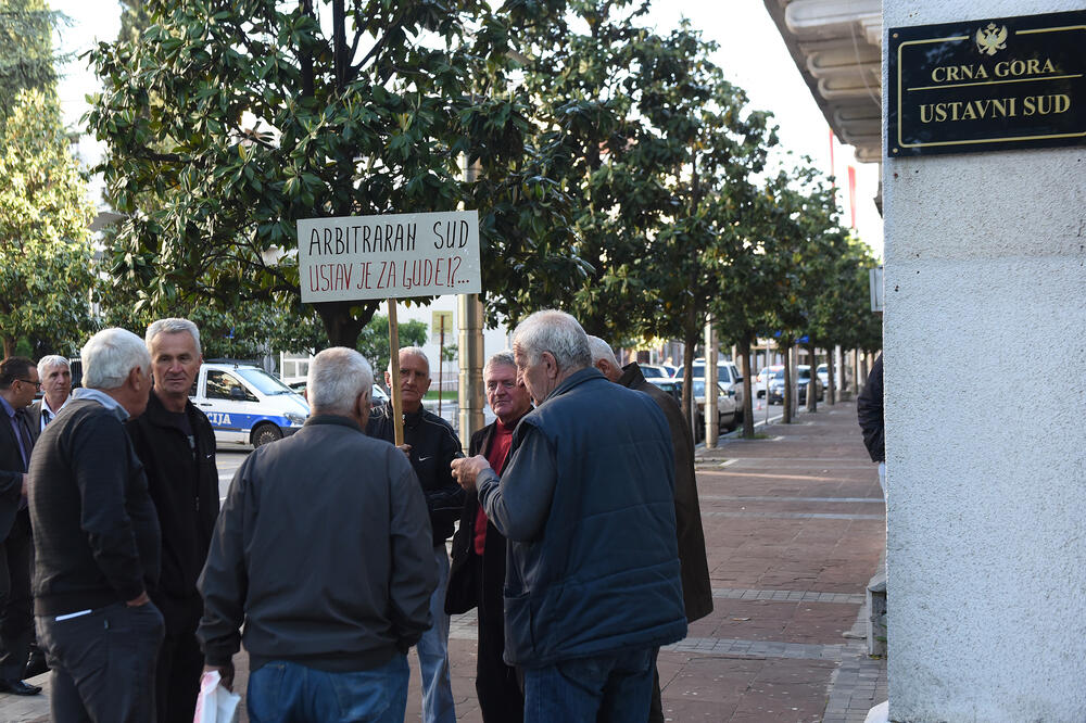 Sa protesta bivših radnika u maju ispred Ustavnog suda, Foto: Savo Prelević
