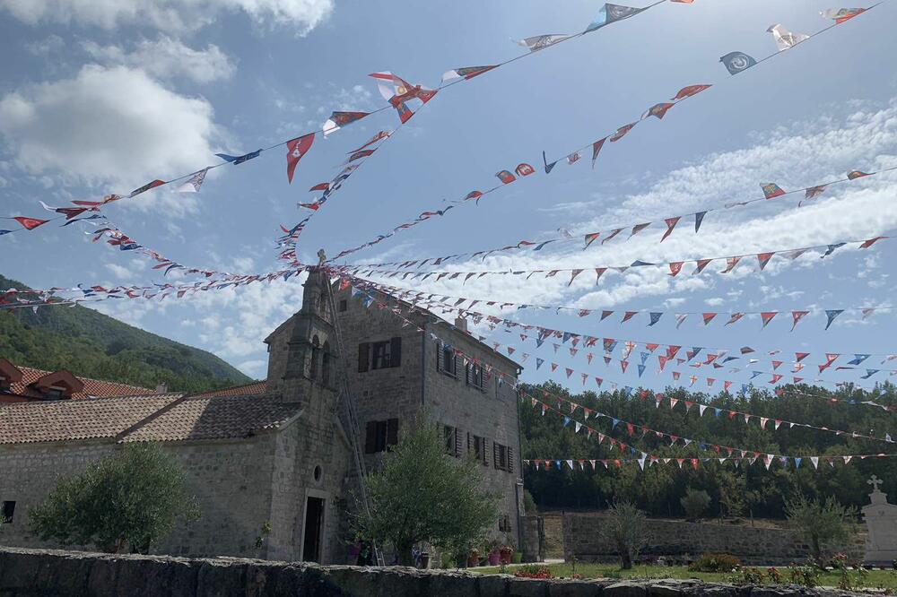Postavljene zastave, Foto: Privatna arhiva