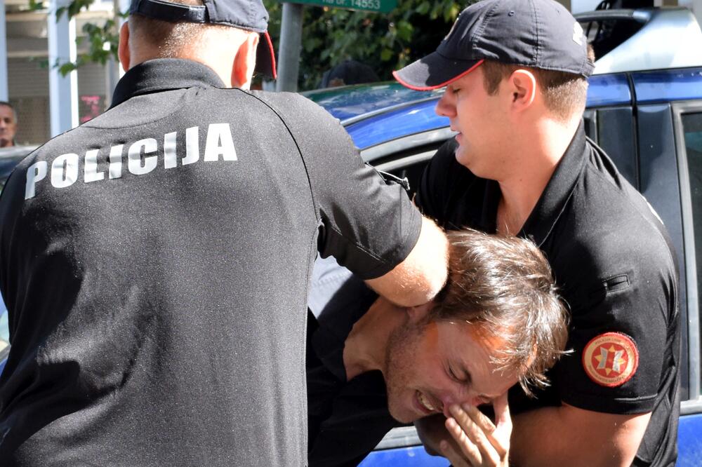 Privođenje Marka Milačića, Foto: Luka Zeković