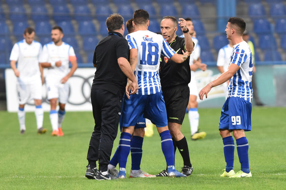 Branko Brnović je dobio crveni karton zbog ulaska u teren i protesta arbitru, Foto: Savo Prelević