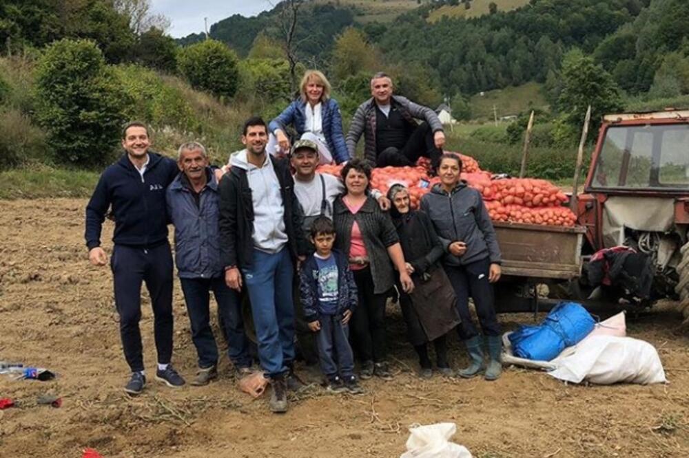 Đoković sa ljudima koji su bili dio njegovog odrastanja, Foto: Instagram/djokernole