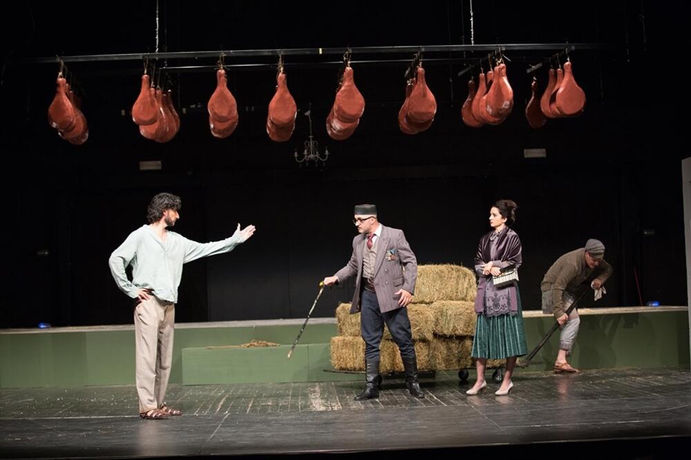Scena iz predstave “Gospodska krv”, Foto: Nikšićko Pozorište