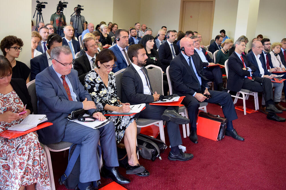 Polaine (drugi s lijeva) na nedavnoj konferenciji MANS-a o oduzimanju imovine stečene kriminalom, Foto: Luka Zeković