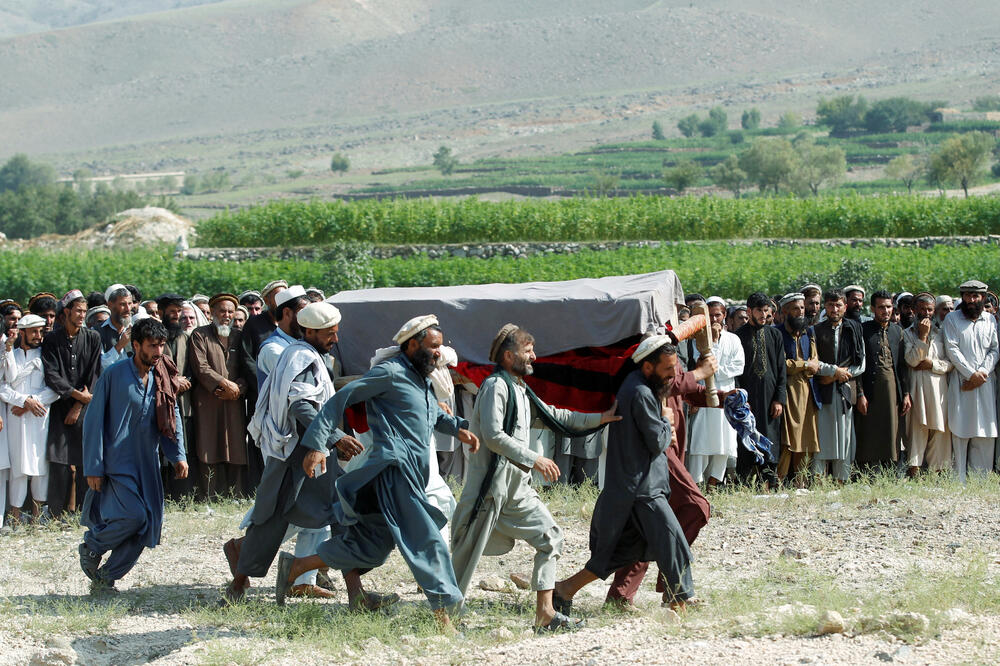 Muškarci nose kovčeg sa tijelom jedne od žrtava, Foto: Reuters