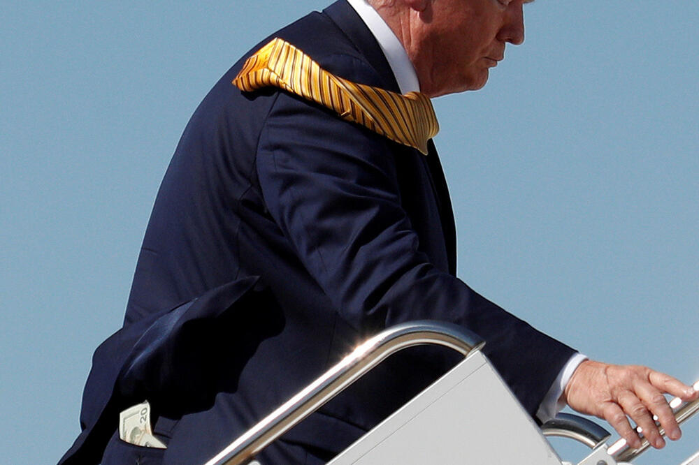 Trampu viri novac iz džepa, Foto: Reuters