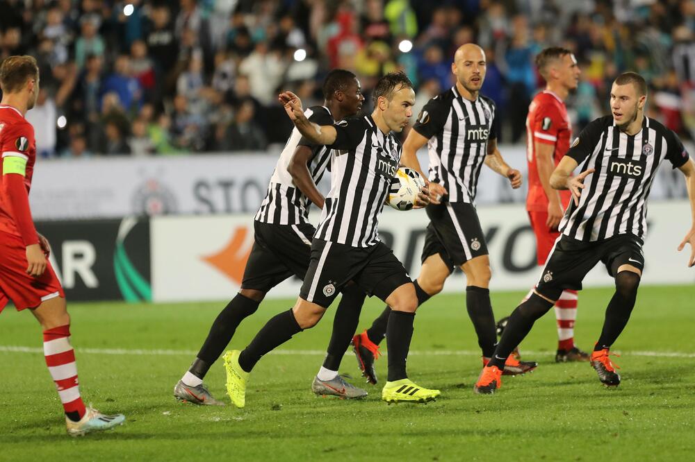 Nije mogao sam: Bibras Natho slavi prvi od svoja dva gola, Foto: Branislav Božić/Beta