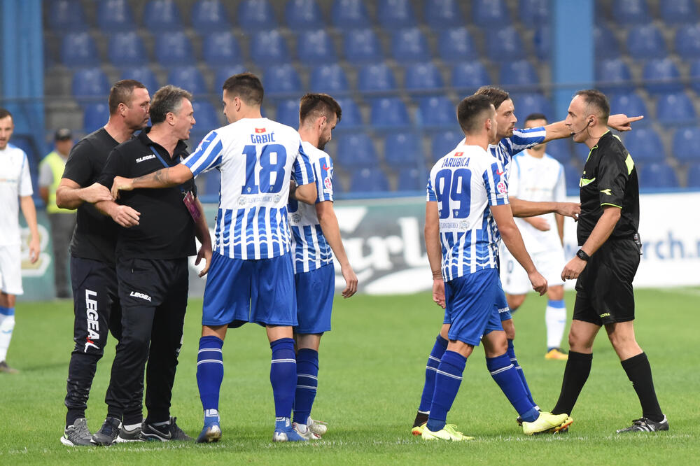 Branko Brnović je ušao u teren da bi protestvovao kod sudije, Foto: Savo Prelević