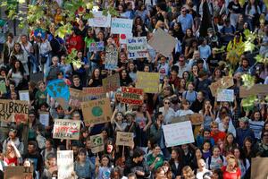 Mladi se masovno mobilišu širom svijeta u protestima za očuvanje...