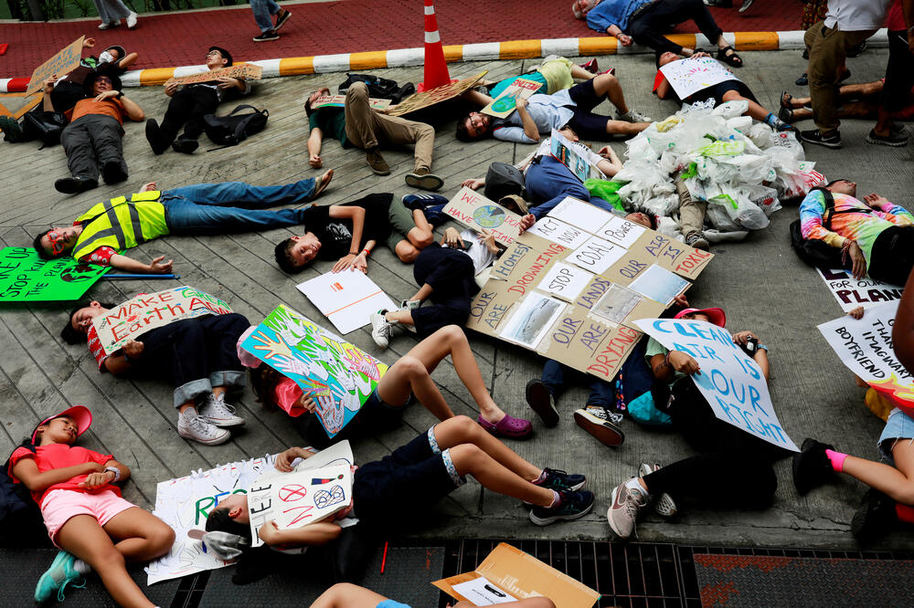 Na Tajlandu, više od 200 demonstranata upalo u ministarstvo za zaštitu životne sredine gdje su legli na pod i pravili se da su mrtvi, Foto: Reuters