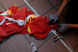 FOTO Novi sukobi u Hongkongu: Demonstranti zapalili zastavu Kine...