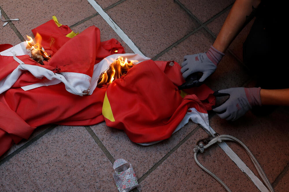 Demonstranti su zapalili kinesku zastavu, Foto: Reuters