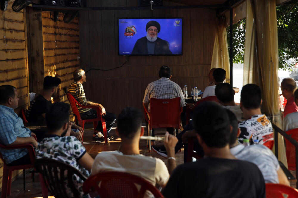 Gosti kafića u Bejrutu prate obraćanje lidera Hezbolaha, Foto: AP