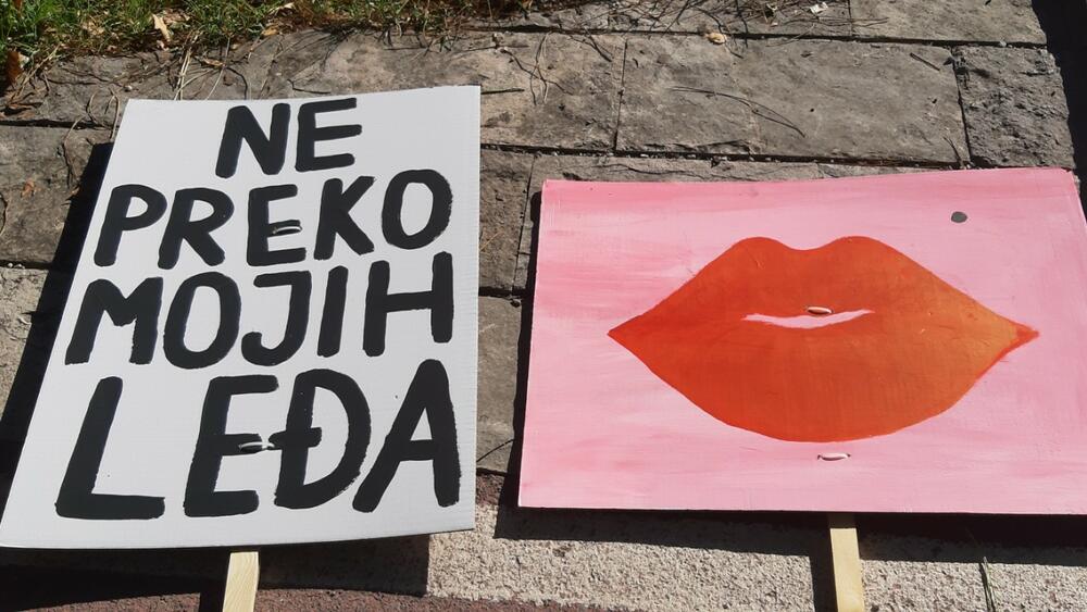 Neki od transparenata na Prajdu