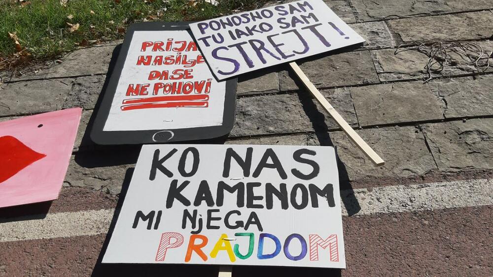 Neki od transparenata na Prajdu