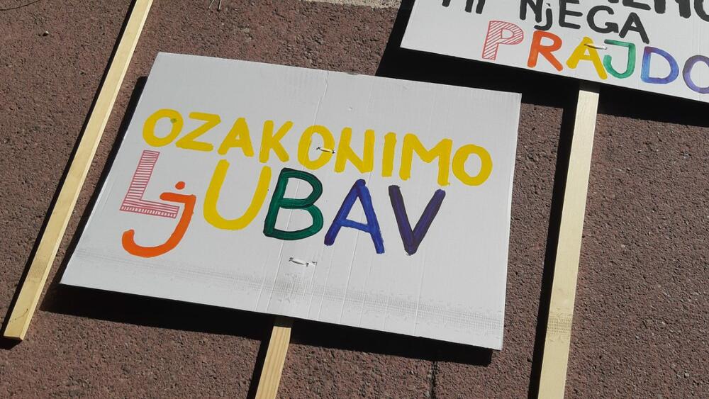 Neki od transparenata na Prajdu