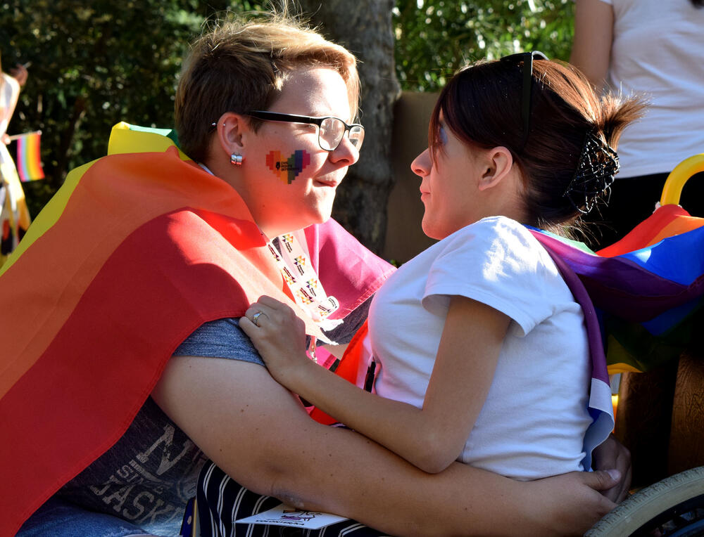 U Podgorici je održana sedma Povorka ponosa LGBTIQ osoba "Montenegro prajd" pod sloganom "Ne preko naših leđa".Organizatori su kazali da su se okupili kako bi poručili da neće pognuti glavu i da zahtijevaju osvajanje Zakona o životnom partnerstvu.