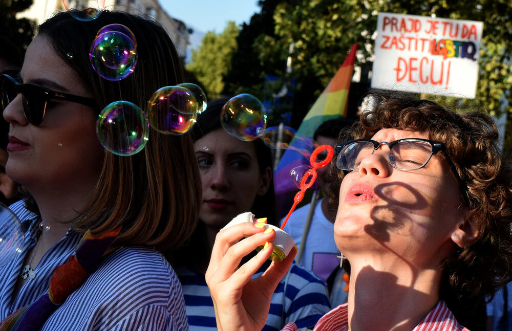 U Podgorici je održana sedma Povorka ponosa LGBTIQ osoba "Montenegro prajd" pod sloganom "Ne preko naših leđa".Organizatori su kazali da su se okupili kako bi poručili da neće pognuti glavu i da zahtijevaju osvajanje Zakona o životnom partnerstvu.